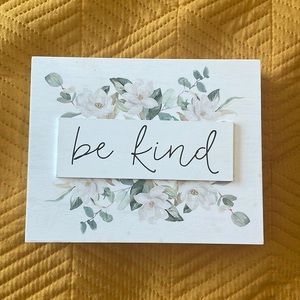 Nwt farm house decor “be kind”